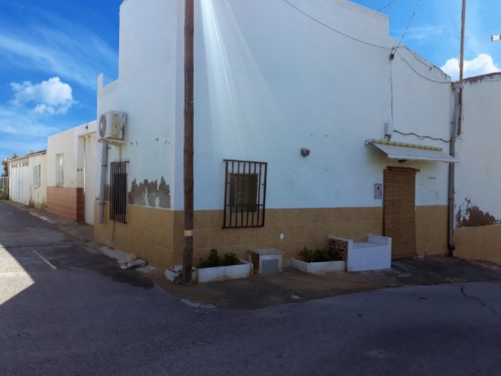 Una sorpresa multiplicada. Casita de campo con luz y agua en Novelda.